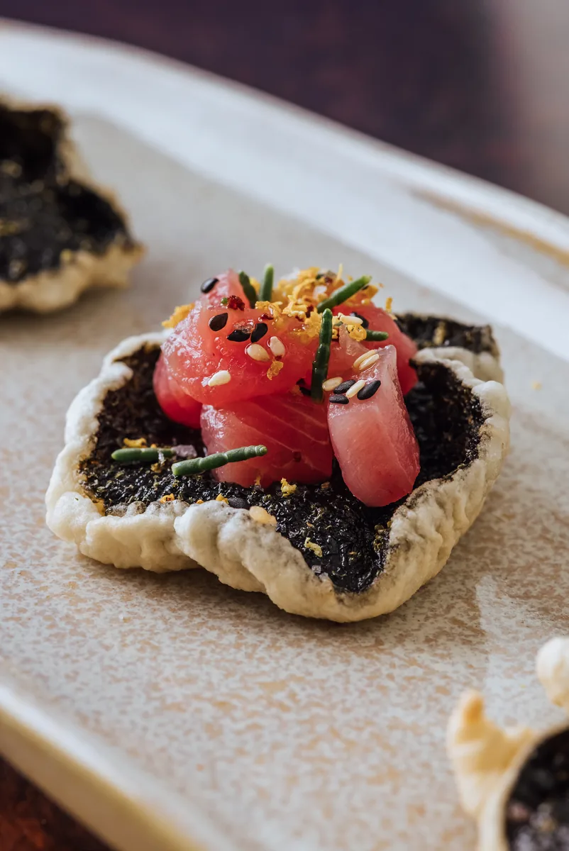 Tempurá de alga nori, crudo de atum, salicórnia e limão siciliano
